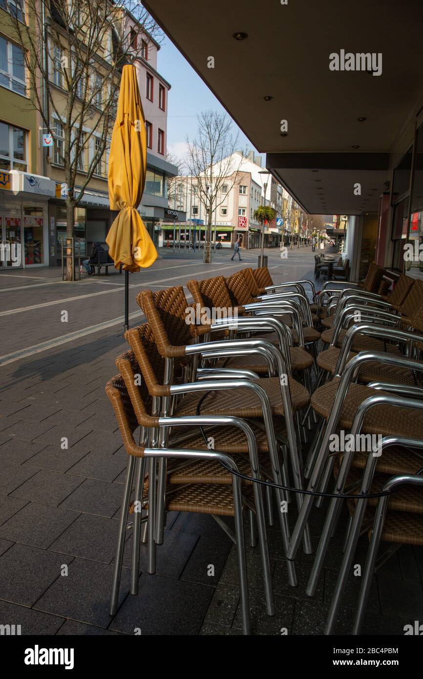 Neuwied, Deutschland - 20. März 2020: Leerplatz und geschlossene Geschäfte in der Innenstadt von Neuwied auf Basis der Corona-Pandemie Stockfoto