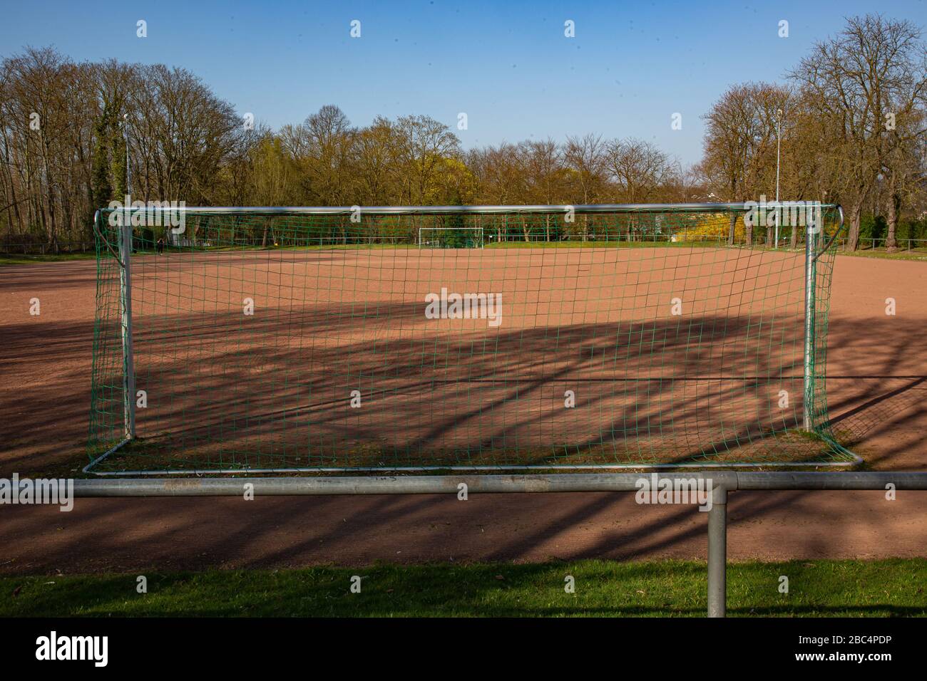 Leerer Fußballplatz in der Sonne aufgrund einer Unterbrechung der Meisterschaft wegen Korona Stockfoto