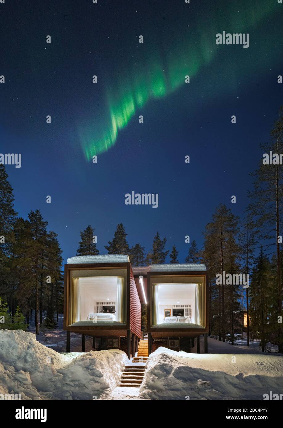 Außenansicht der Gästezimmer im Arctic Treehouse Hotel Stockfoto