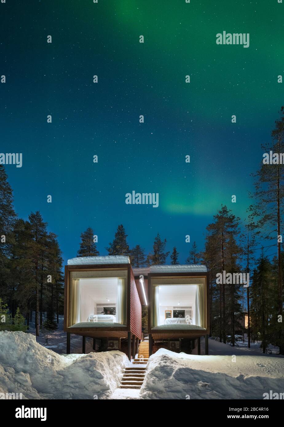 Außenansicht der Gästezimmer im Arctic Treehouse Hotel Stockfoto