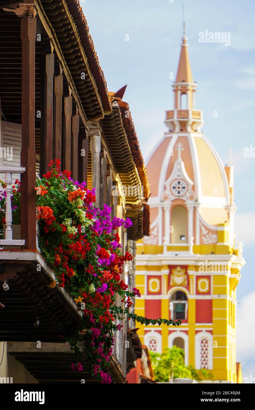 holzbalkone mit Blumen, koloniale Architektur von cartagena kolumbien Stockfoto