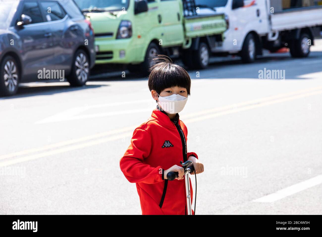 Kleiner Junge, der während der Coronavirus Pandemie, Seoul, Südkorea, eine Maske trägt Stockfoto