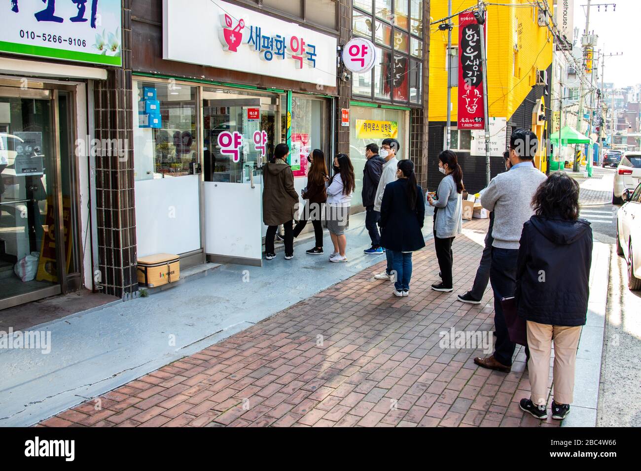 In Anlehnung an die Maskenablenkung, mit Masken während der Coronavirus Pandemie, Seoul, Südkorea Stockfoto