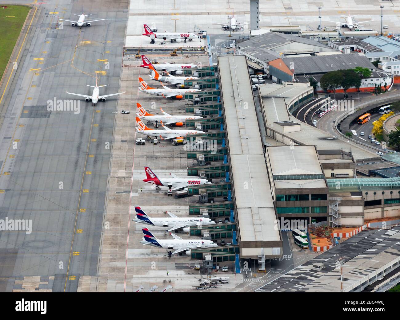 Luftaufnahme des Congonhas Airport Passagierterminals. Zentraler Flughafen von Sao Paulo, Brasilien für Inlandsflüge verwendet. Flugzeugpalette. Stockfoto