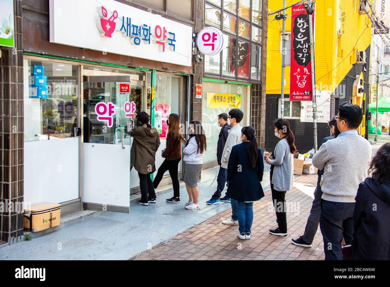 In Anlehnung an die Maskenablenkung, mit Masken während der Coronavirus Pandemie, Seoul, Südkorea Stockfoto