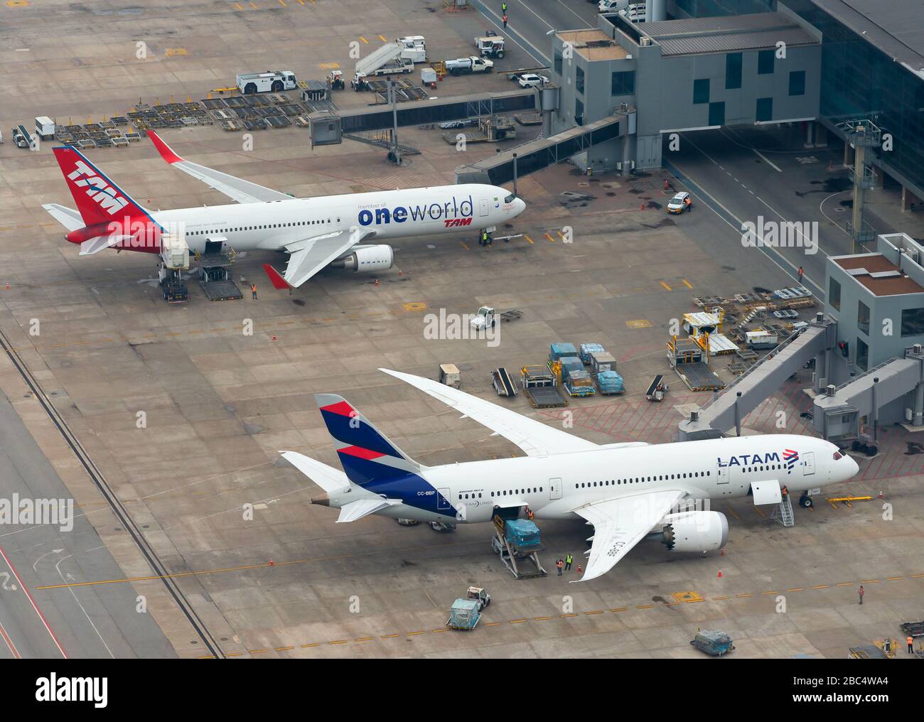 Luftbild zum Flughafen Sao Paulo GRU Terminal LATAM Dreamliner und Boeing 767. TAM wird eine Weltallianz verlassen. Flughafen Guarulhos in Brasilien. Stockfoto