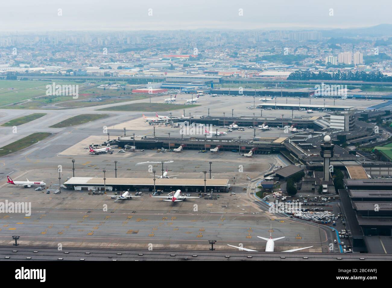 Sao Paulo Guarulhos International Airport Luftaufnahme von Terminal 1 und 2. Terminalgebäude mit mehreren leeren Düsenbrücken. Cumbica Flughafen Brasilien Stockfoto