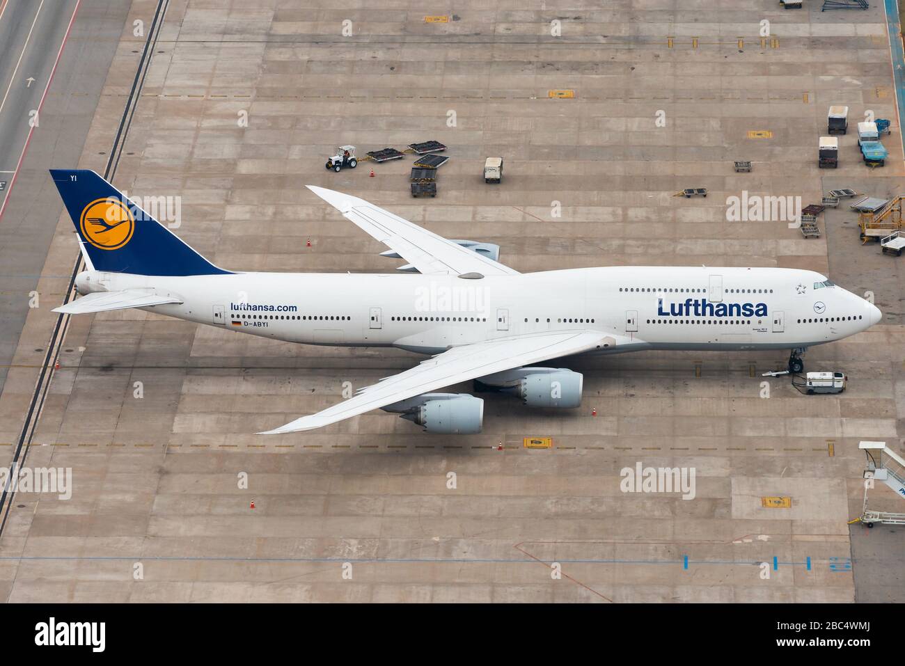 Lufthansa Boeing 747 parkte am Flughafen Guarulhos in Sao Paulo, Brasilien. Interkontinentale Luftaufnahme Boeing 747-8, geparkt an einem abgelegenen Standfuß. Stockfoto