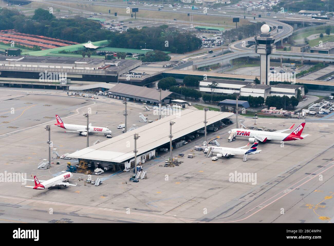 Abgesetzte Stand geparkte Flugzeuge von LATAM (alte TAM). Luftaufnahme der Passagiere Terminal in Sao Paulo Guarulhos International Airport in Brasilien. ATC Tower. Stockfoto