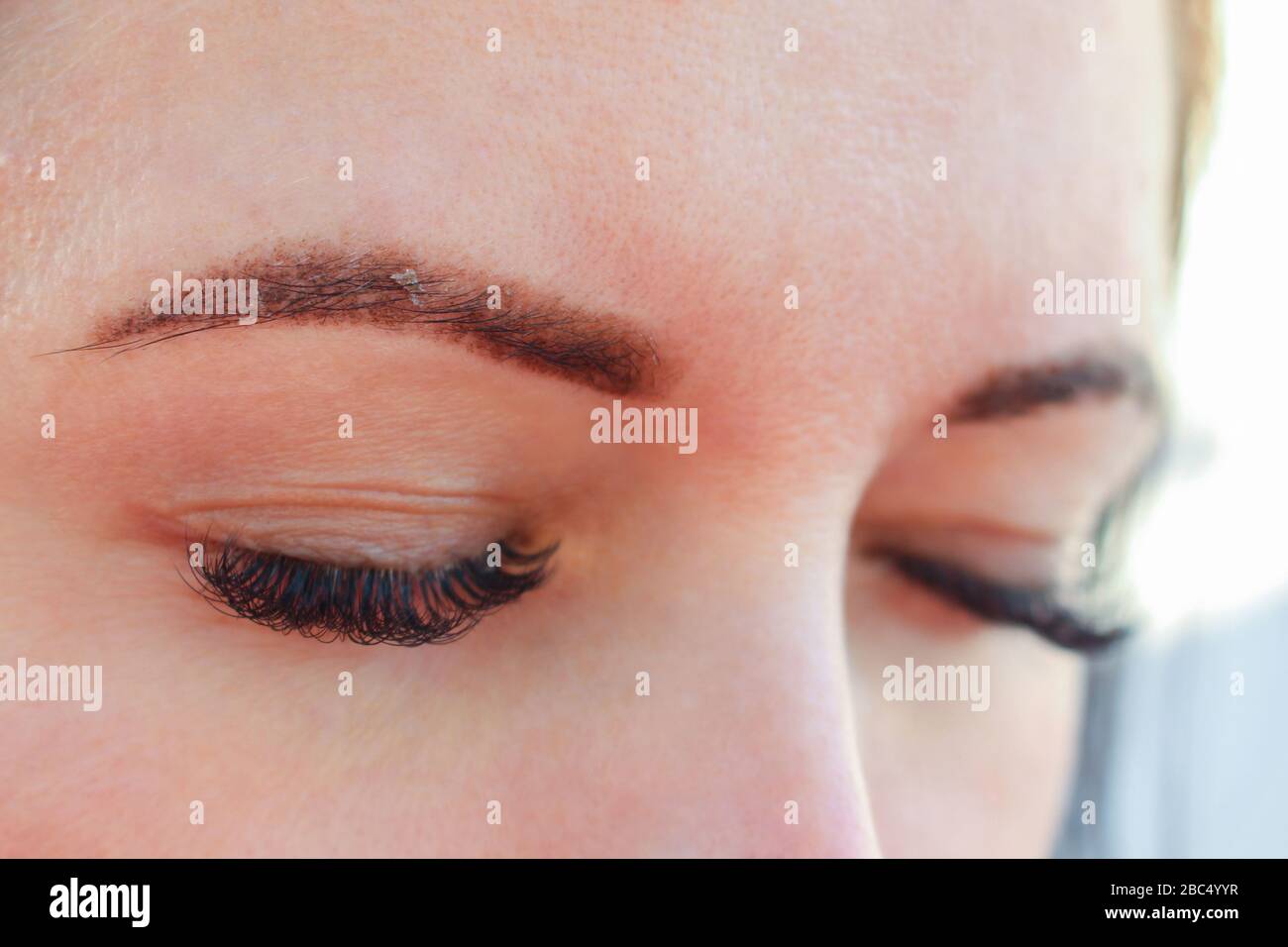 Heilung von ständiger Augenbrauenschminke. Hauterneuerung. Stockfoto