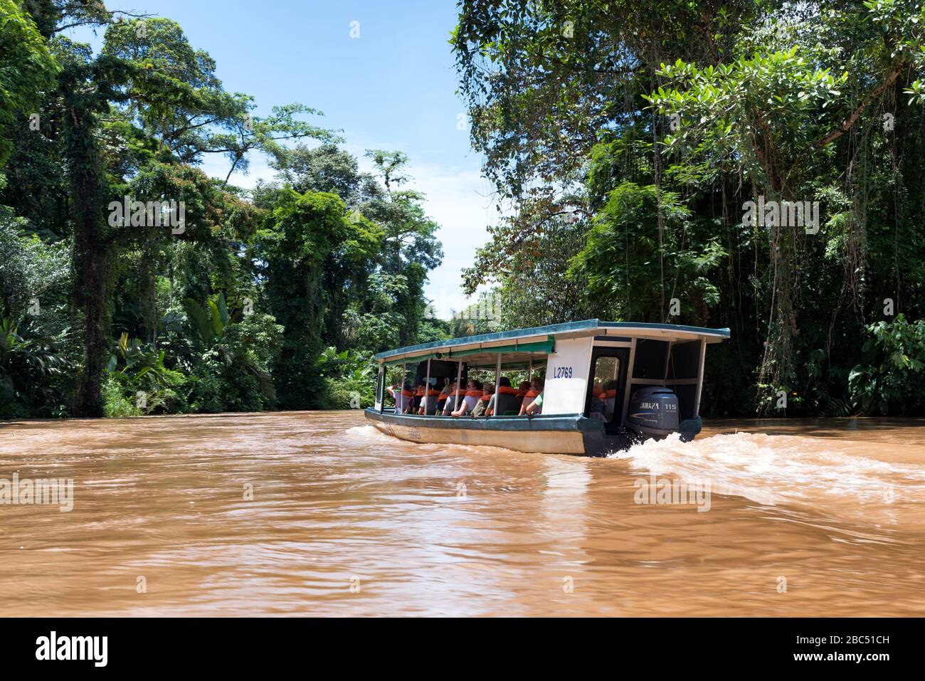 Boot auf einem tropischen Fluss. Taxiboot in Betrieb von La Pavona zum Tortuguero Nationalpark, Costa Rica. Suerte River Tortuguero. Stockfoto