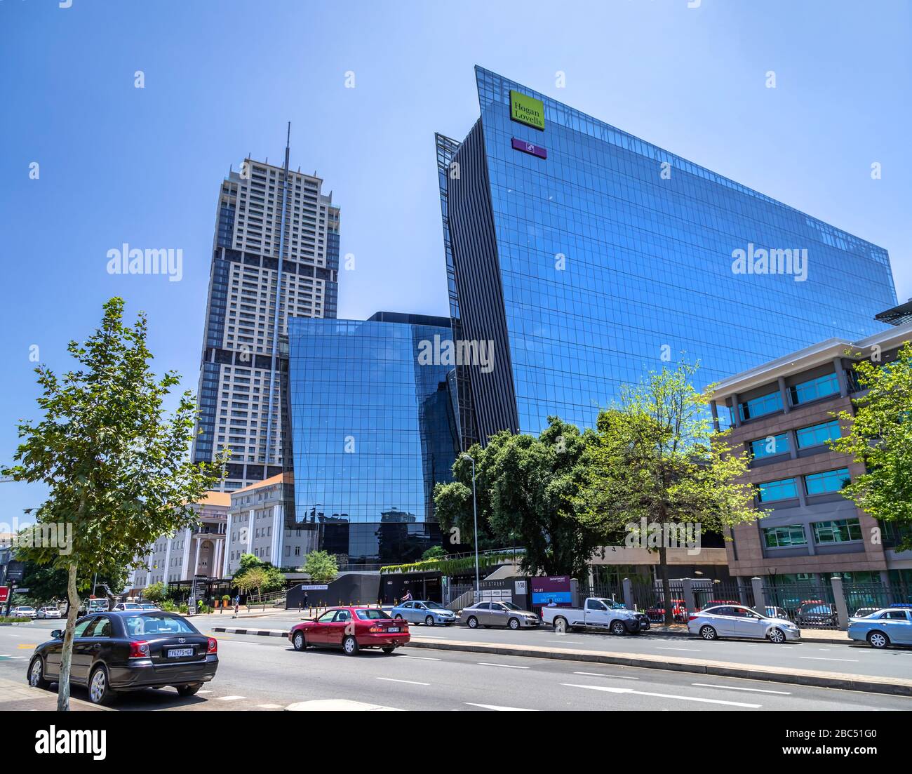 Johannesburg, Südafrika, 31. Januar bis 2020: Bürogebäude mit Glasverkleidung. Stockfoto