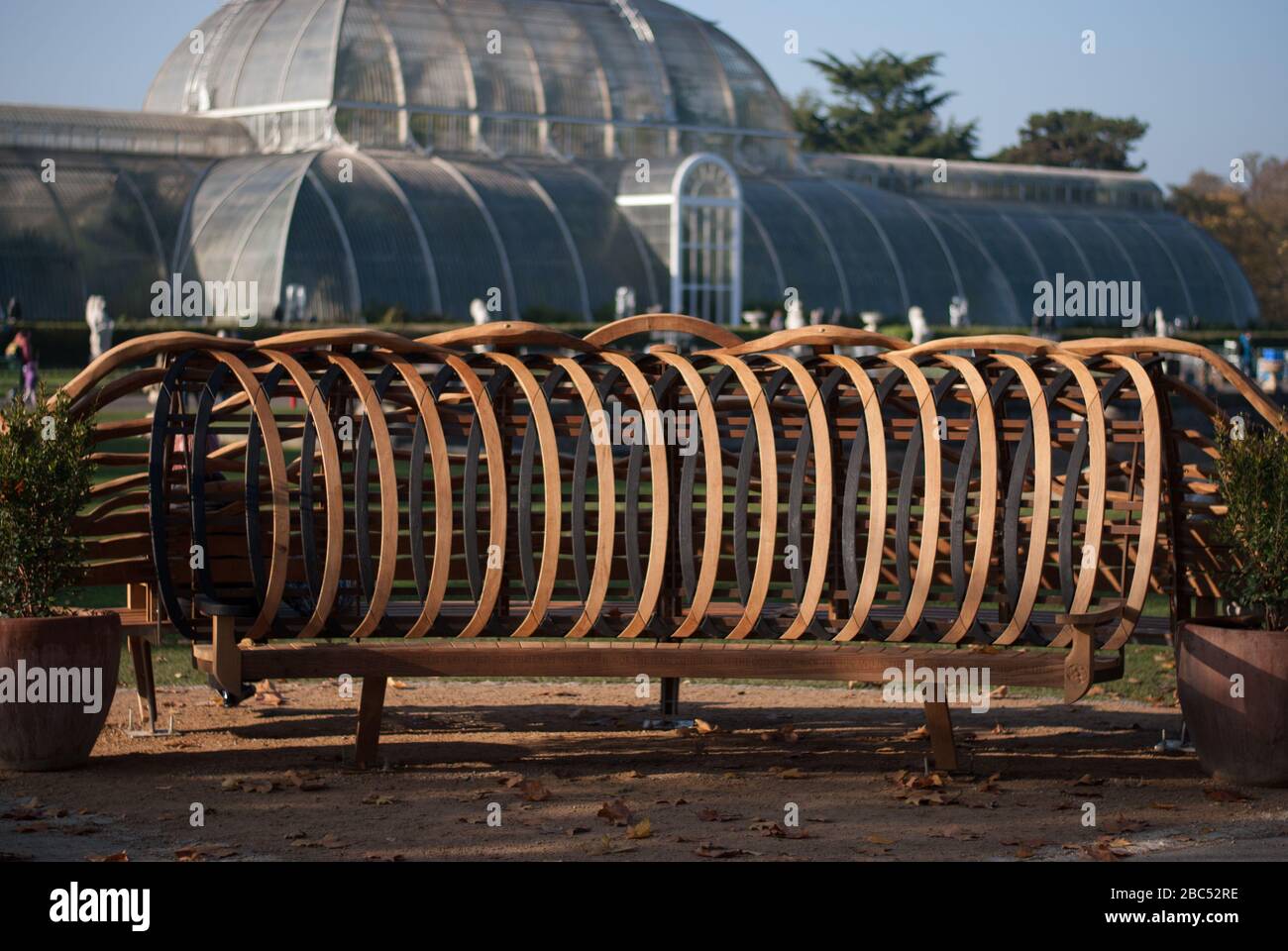 Zitat von Laurence Binyon Palm House Lake in den Royal Botanic Gardens Kew Gardens, Richmond, London, TW9 3AE Stockfoto