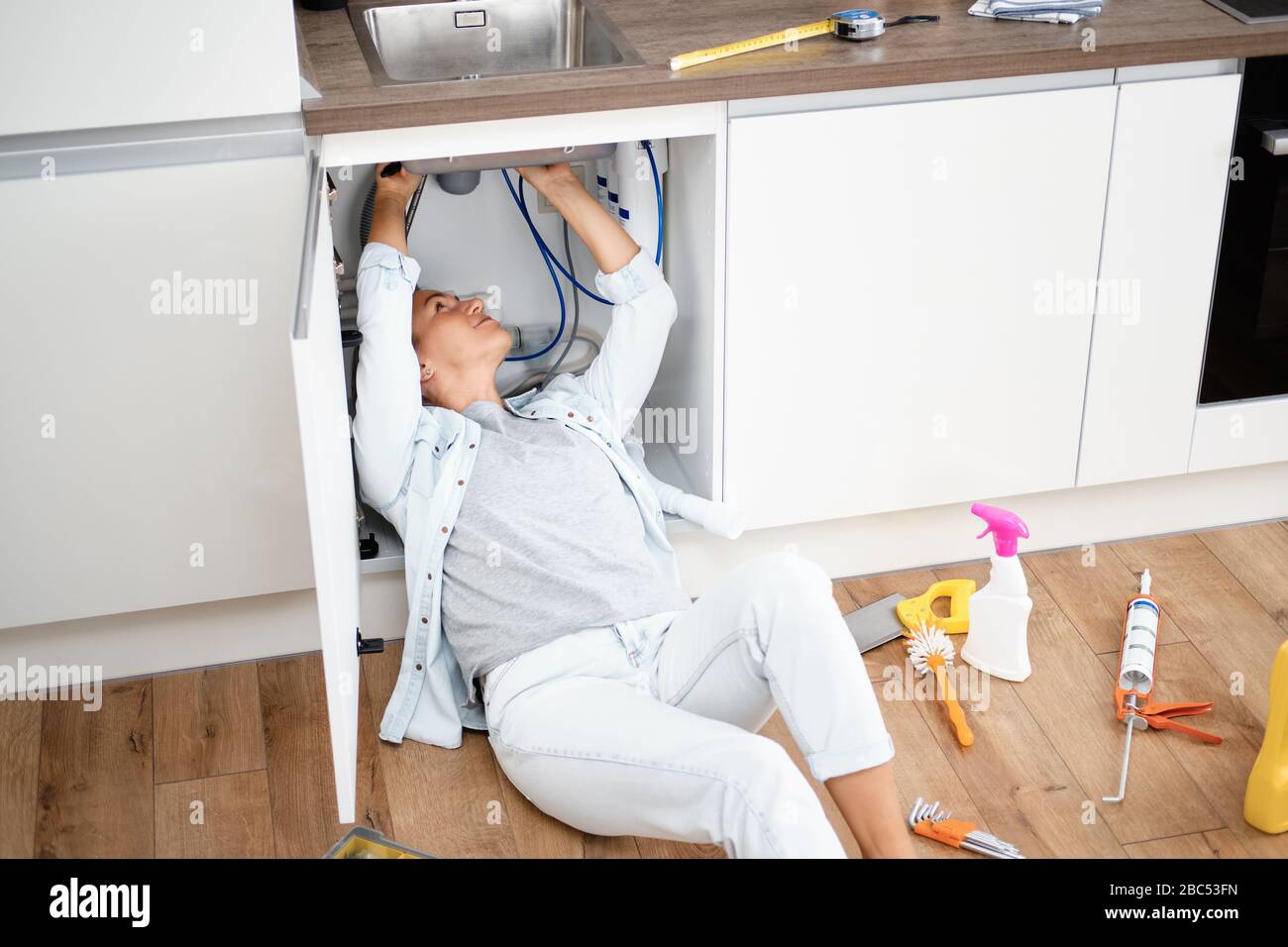 In der Küche ölt sich die junge Hausfrau ein In der Küche ölt sich die junge Hausfrau ein