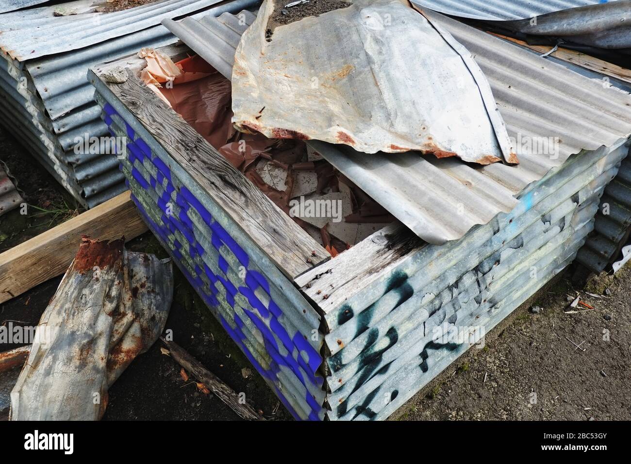 Asbest aus der industriellen Reinigung und Sanierung, Gefahrgut, das in provisorischen Wellblechkisten an den Maltings, OH&S, NSW vor Ort gelagert wird Stockfoto