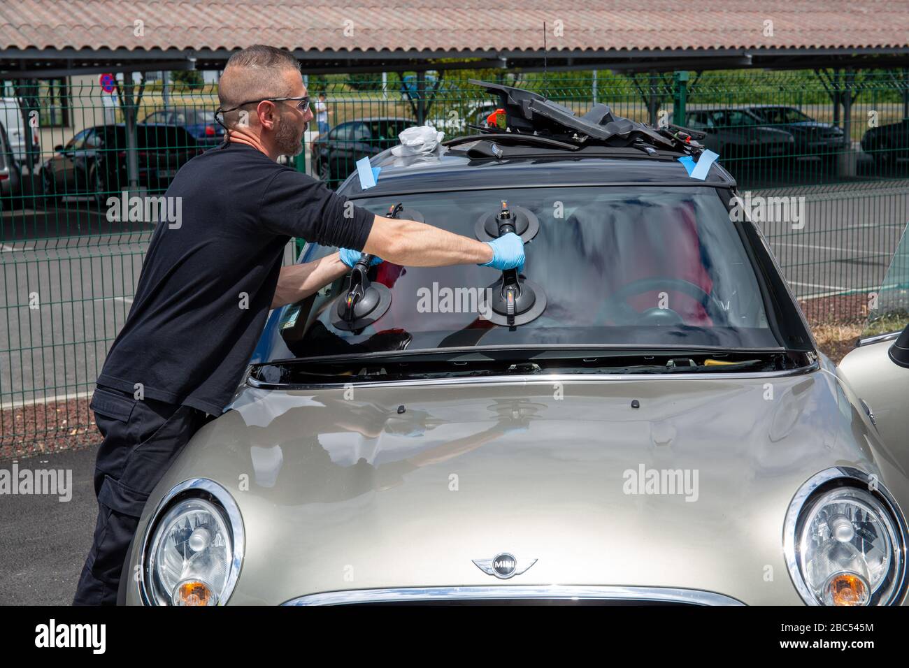 Bordeaux, Aquitanien / Frankreich - 03 03 2020: Carglass man Auto Spezialarbeiter, die Windschutzscheibe von Kleinwagen zu Hause ersetzen Stockfoto