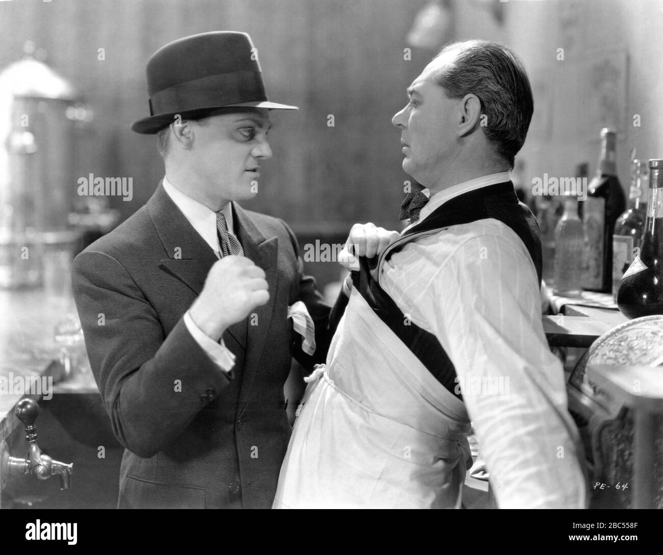 JAMES CAGNEY als Tom Powers und LEE PHELPS als Steve der Speakeasy-Barkeeper im ÖFFENTLICHEN FEIND/FEINDE DER ÖFFENTLICHKEIT (britischer Originaltitel) 1931 Regisseur WILLIAM A. WELLMAN Roman KUBEC GLASMON und JOHN BRIGHT Warner Bros Stockfoto