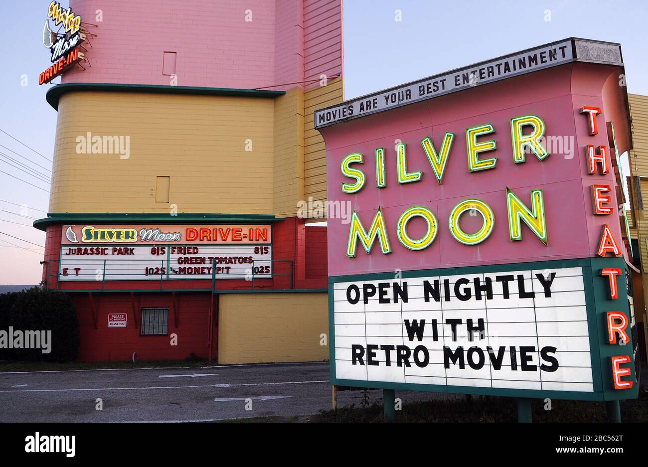 Lakeland, Vereinigte Staaten. April 2020. April 2020 - Lakeland, Florida, Vereinigte Staaten - wird der Eingang zum Silver Moon Drive-in-Theater in Lakeland, Florida, am 2. April 2020, der letzten Betriebsnacht, bevor die vom Gouverneur Floridas Ron DeSantis erlassene landesweite Aufenthaltsordnung zur Eindämmung der Ausbreitung von Coronavirus in Kraft tritt, gesehen. Der Silbermond mit zwei Bildschirmen, der letzte noch in Polk County, Florida, befindliche Eintrieb, hat eine Steigerung des Geschäftsbetriebs erlebt, seit die Pandemie COVID-19 die Schließung von Innentheatern erzwang. Credit: Paul Hennessy/Alamy Live News Stockfoto