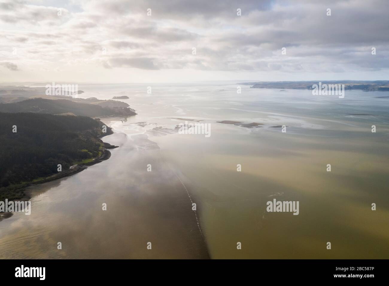 Luftbild auf den Kaipara Harbour Wattflächen in der Nähe von Ruawai, Neuseeland. Dies ist eine morgendliche Szene an einem sonnigen Tag mit ein paar Wolken am Himmel, die ref Stockfoto