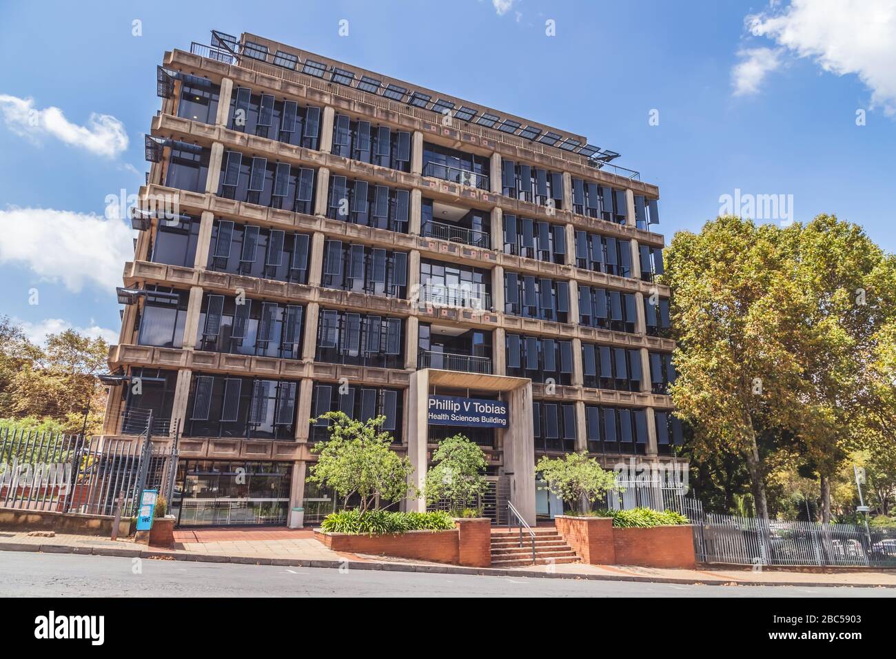 Johannesburg, Südafrika, 15. März bis 2020: Eingang zum Gebäude für Gesundheitswissenschaften. Stockfoto