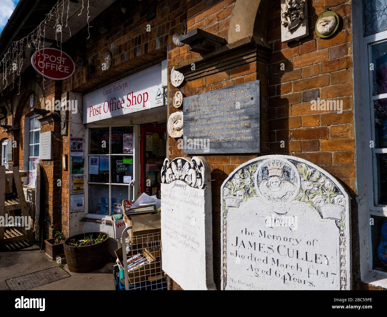 Odd Postamt mit Grabsteinen und Bäckerei, Great Bedwyn Postamt, Great Bedwyn, North Wessex Downs, Wiltshire, England, Großbritannien, GB. Stockfoto