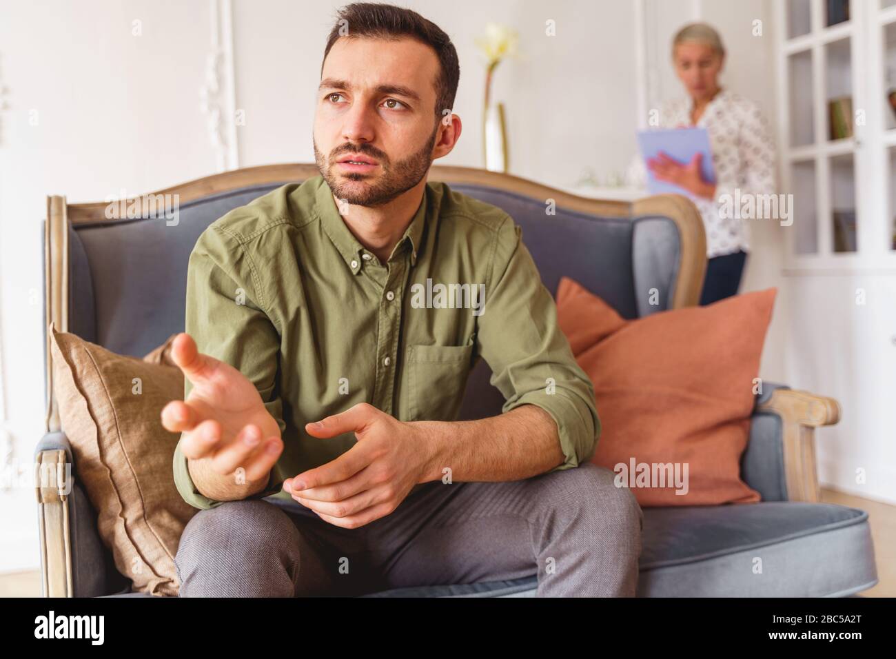 Trauriger männlicher Patient starrte in die Ferne Stockfoto