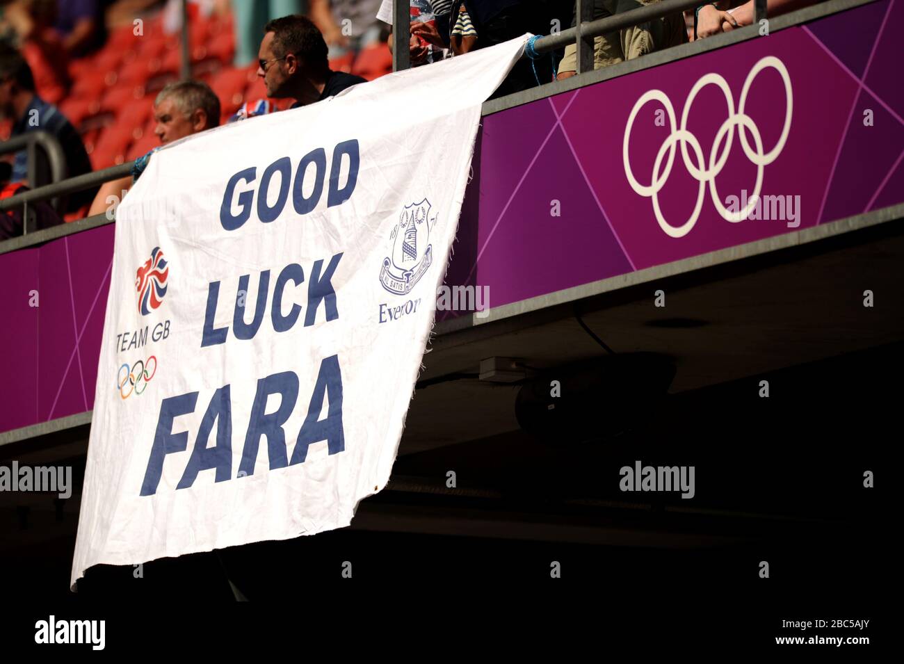 Ein Banner auf den Tribünen zeigt Unterstützung für die britische Fara Williams Stockfoto