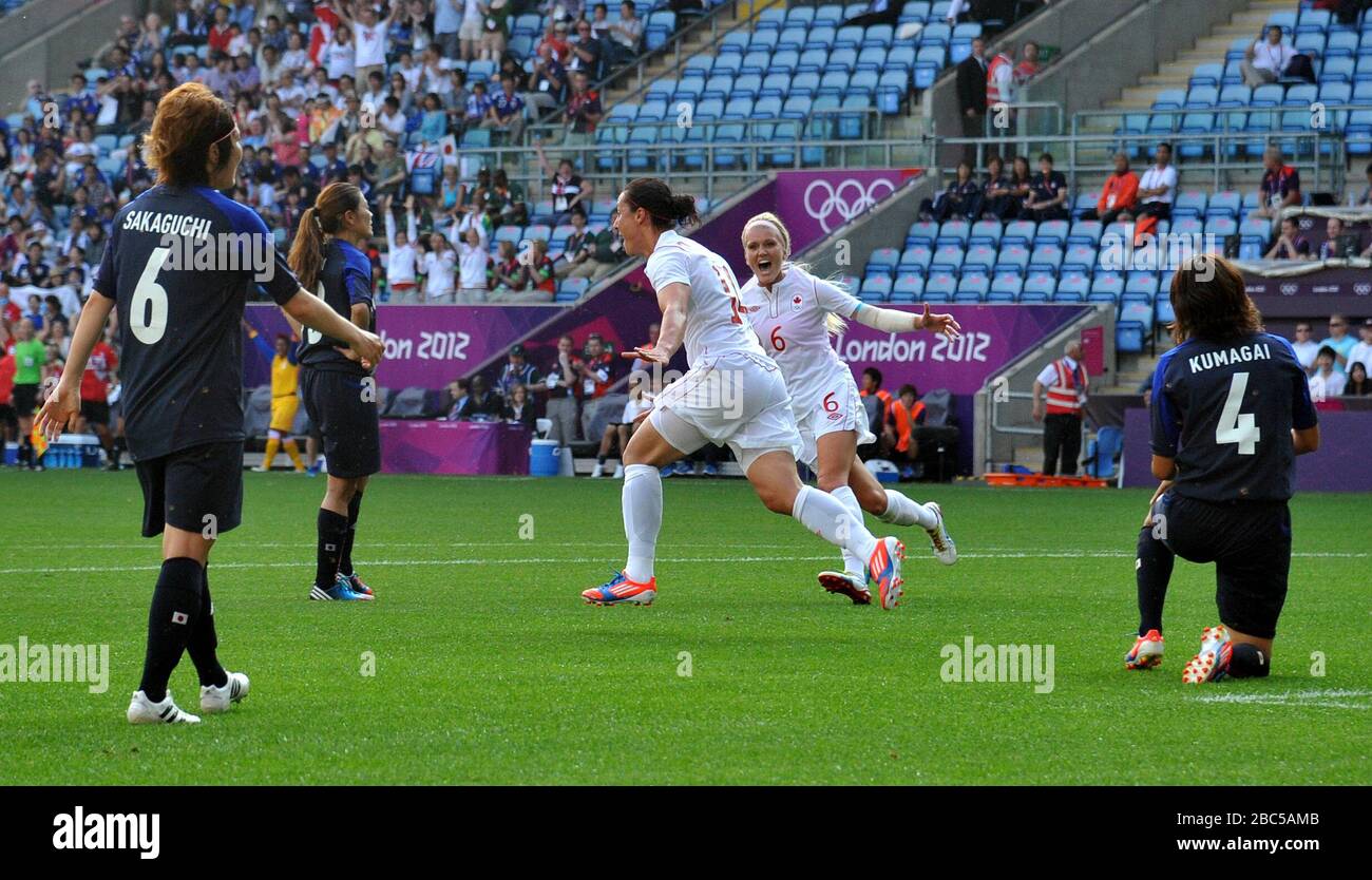 Die Kanadas Melissa Tancredi wendet sich ab, nachdem sie ihr Eröffnungsziel erreicht hat, als Kaylyn Kayle läuft, um sie während des Football der Frauen, der ersten Runde, des Spiels der Gruppe F im City of Coventry Stadium, Coventry zu beglückwünschen. Stockfoto