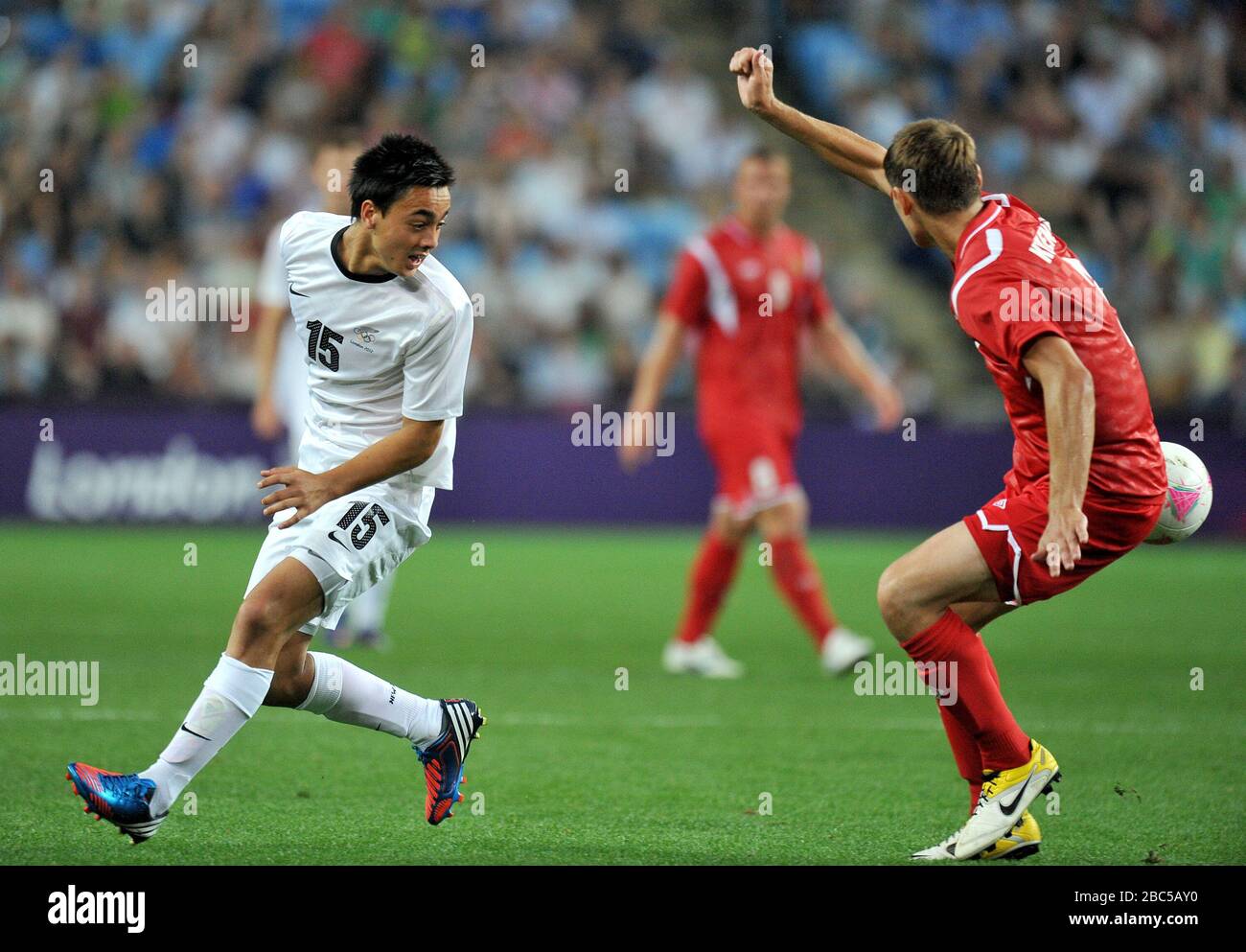 Der neuseeländische Cameron Howieson streicht während der Spiele Neuseeland gegen Weißrussland, Mens Football, First Round, Gruppe C im City of Coventry Stadium, Coventry an dem weißrussischen Igor Kuzmenok vorbei. Stockfoto