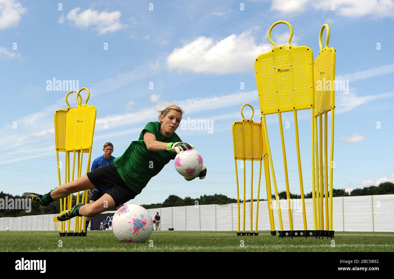 Neuseeländischer Torhüter Erin Nayler beim Training auf den Sportplätzen der Cardiff University Stockfoto