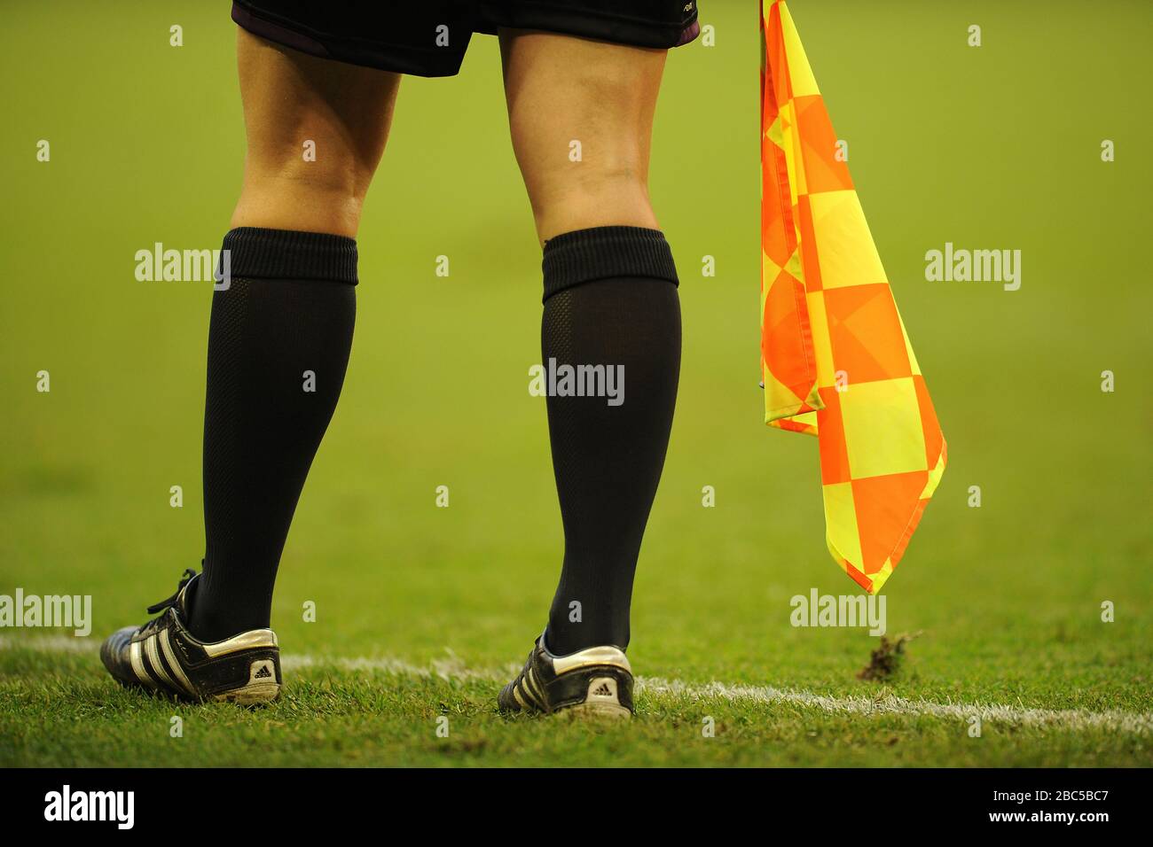Allgemeine Ansicht der Fahne und der Beine des Schiedsrichters der weiblichen Assistentin Stockfoto
