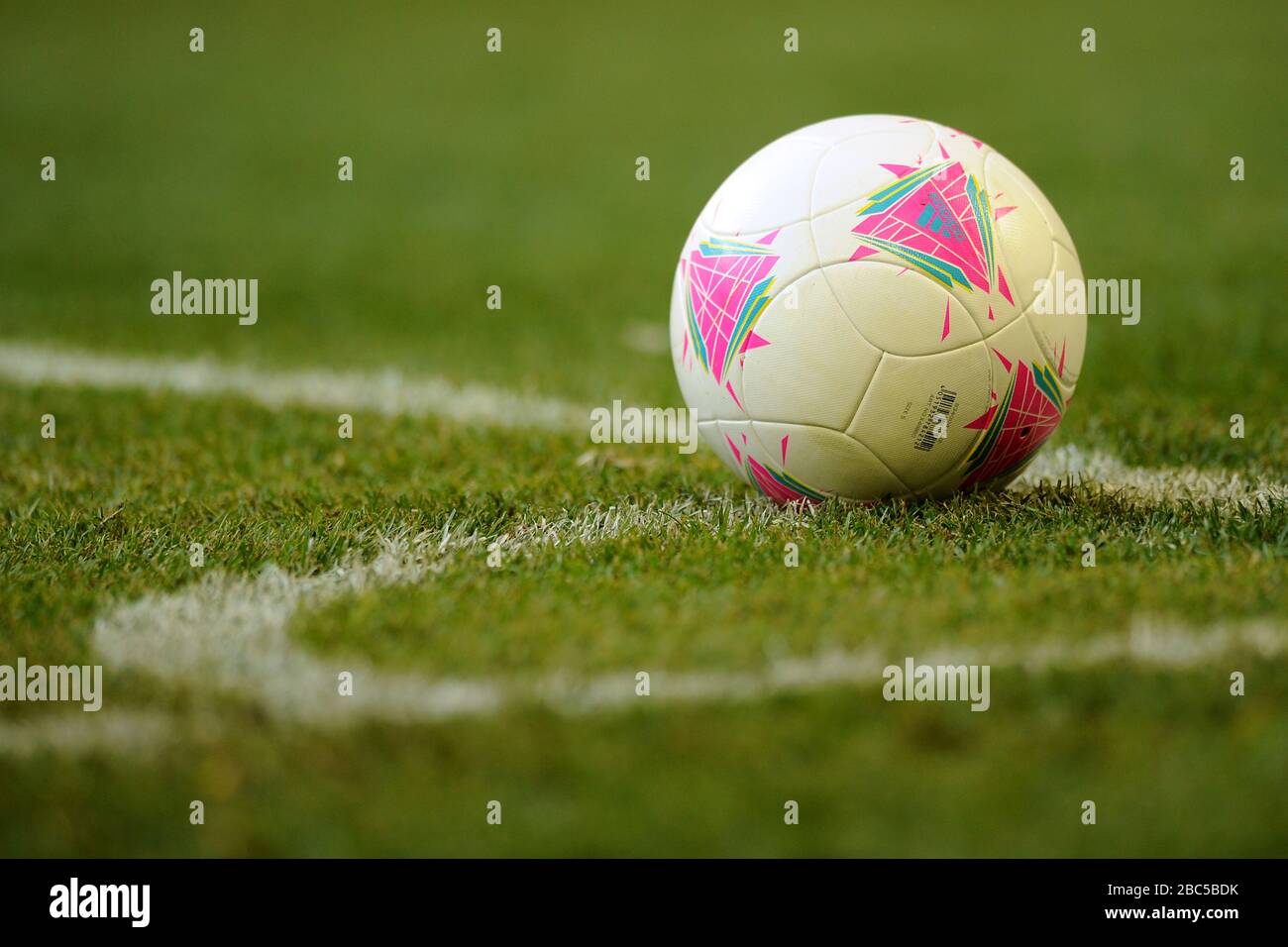 Ein offizieller Olympiafußball der Olympischen Spiele 2012 in London ist auf der Eckkiste platziert Stockfoto