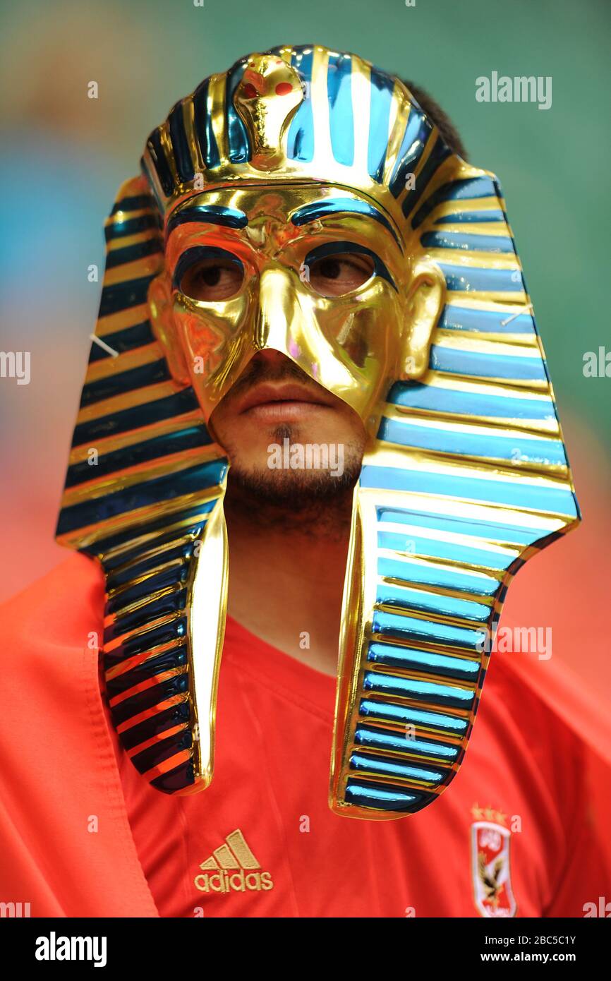 Ein Ägyptenfan trägt eine Tutanchamun-Pharaoh-Maske in den Ständen Stockfoto