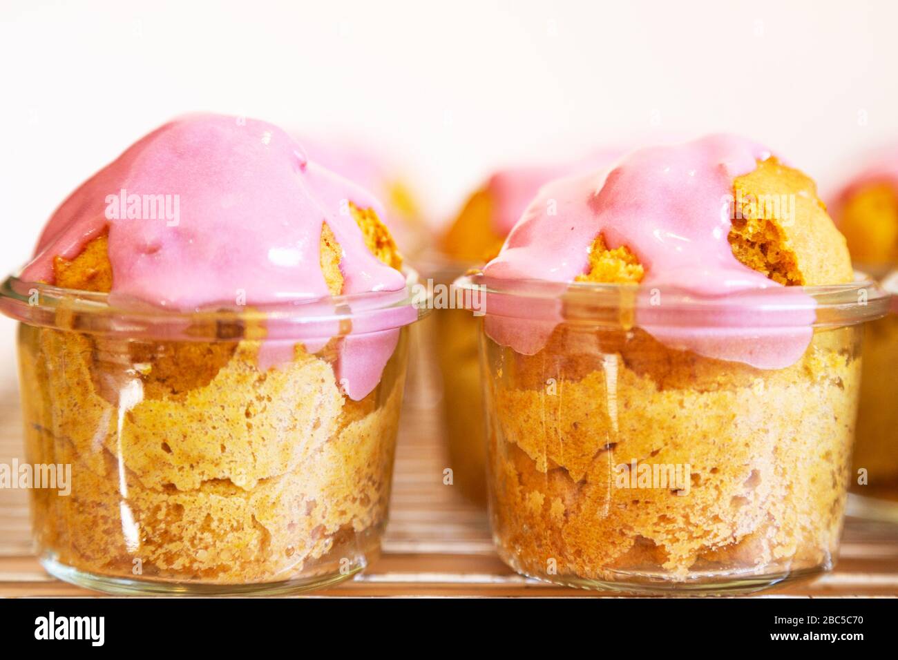 Vegane Cupcakes in einem Mixbecher mit Himbeer-Frischkäse Stockfoto