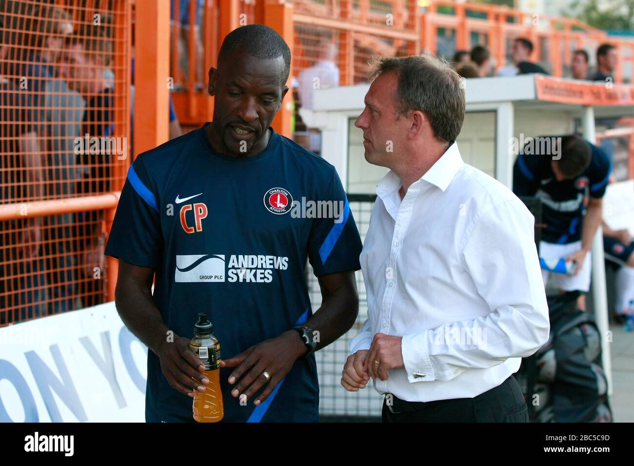 Der Manager von Charlton Athletic Chris Powell (l) spricht mit Barnet-Manager Mark Robson Stockfoto