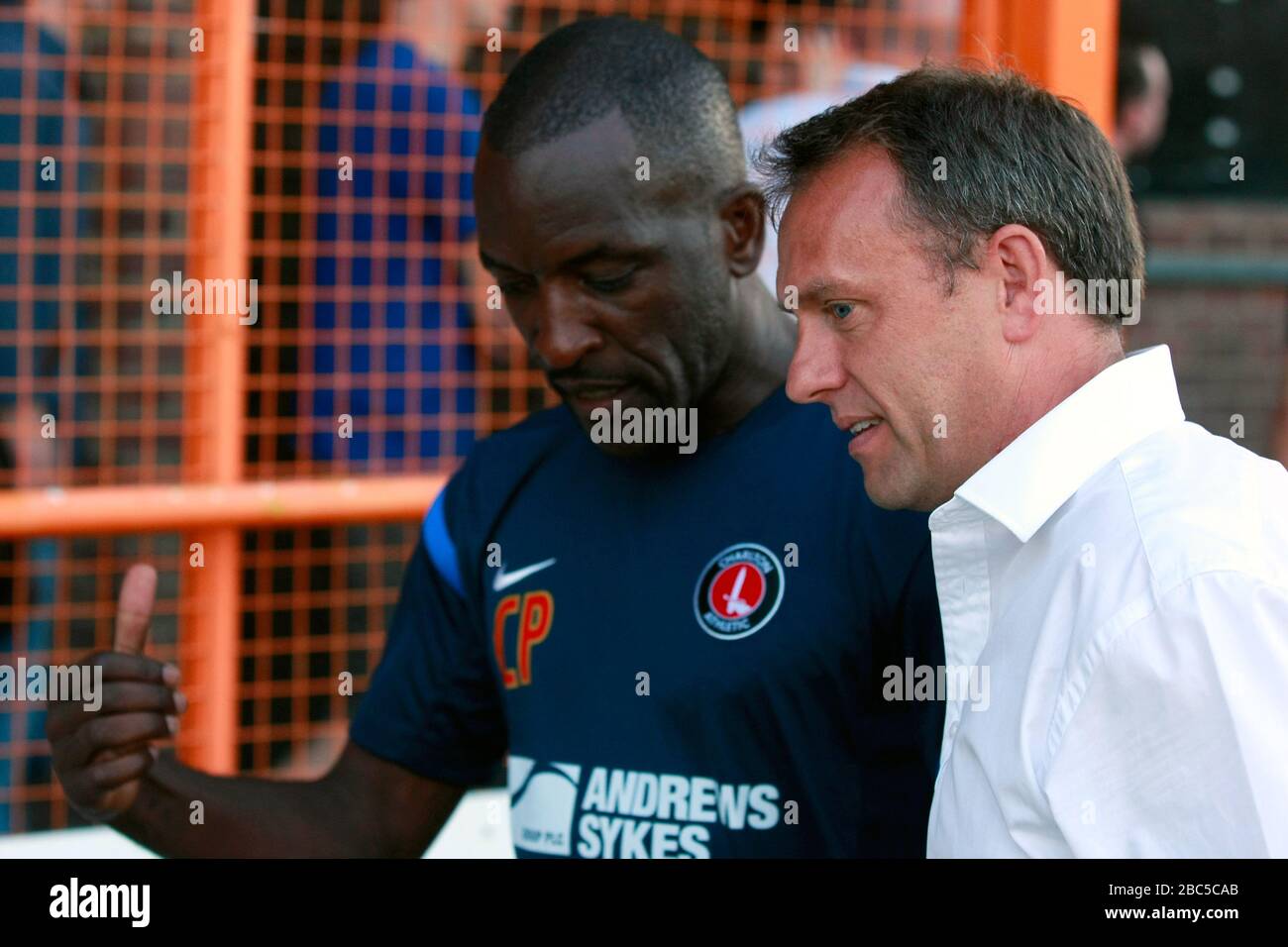 Der Manager von Charlton Athletic Chris Powell (l) spricht mit Barnet-Manager Mark Robson Stockfoto