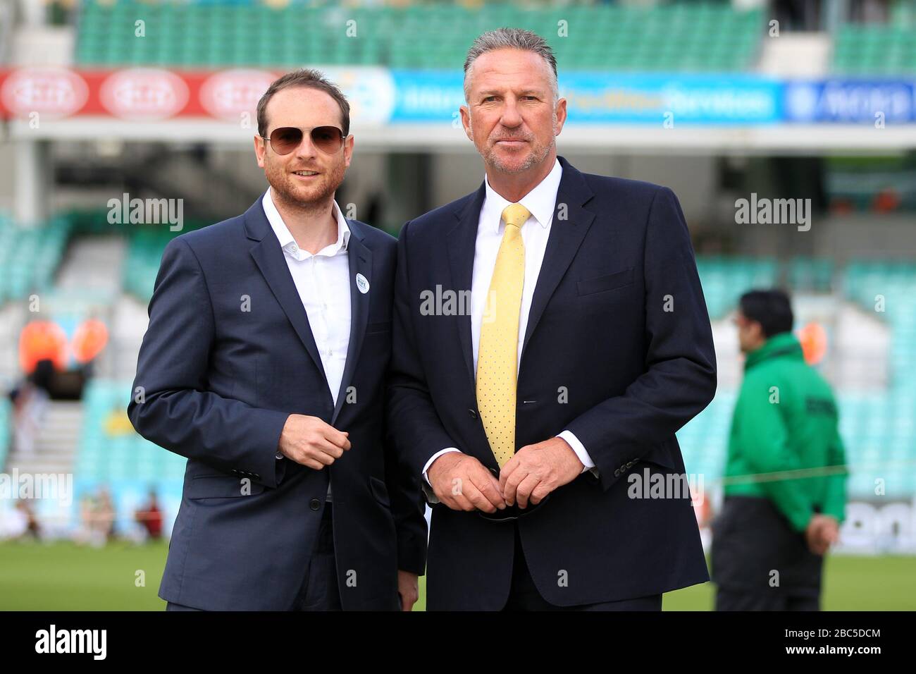 Ian Botham (rechts) mit dem Wettbewerbssieger Stockfoto