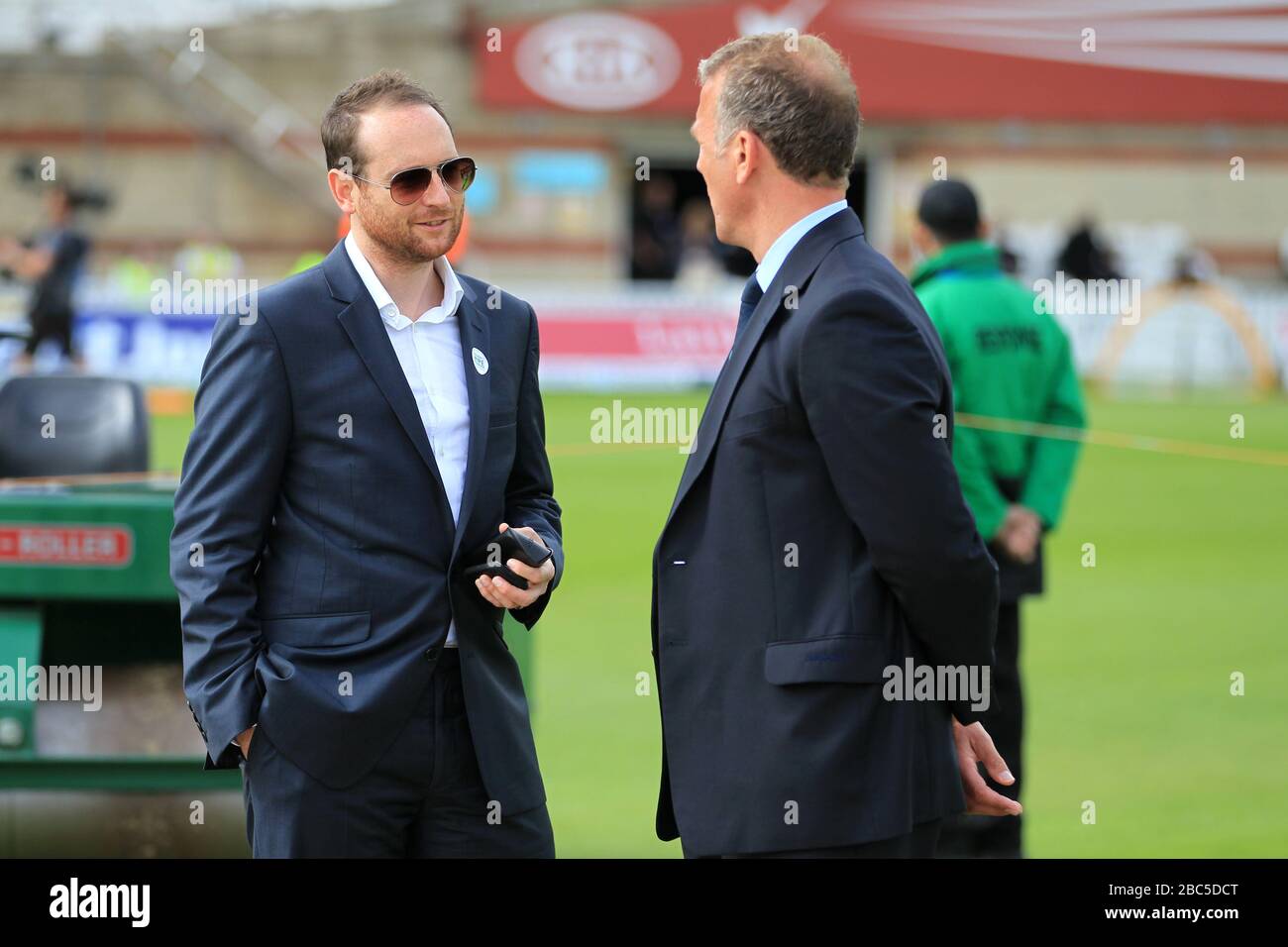 Alec Stewart (rechts) chattet mit dem Wettbewerbssieger Stockfoto