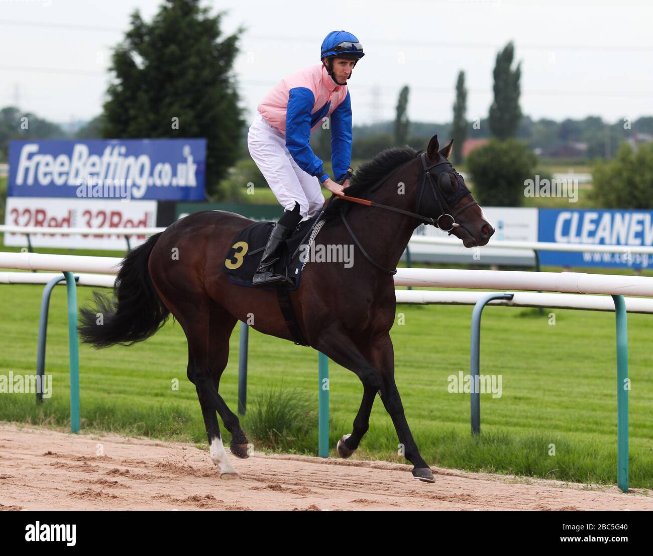 Vier Richer, die von George Baker geritten wurden, werden online auf southwell-racecourse.co.uk bei der Beantragung von Einsätzen in den Buchtickets Posten Stockfoto