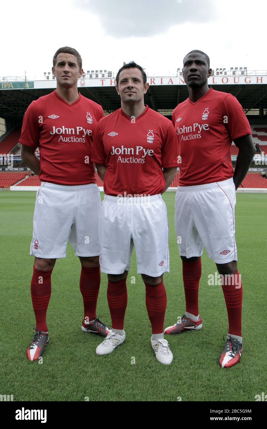 Die Nottingham Forest Spieler Chris Cohen (links), Andy Reid (Mitte) und Guy Moussi (rechts) modeln das neue Heimtrikot. Stockfoto