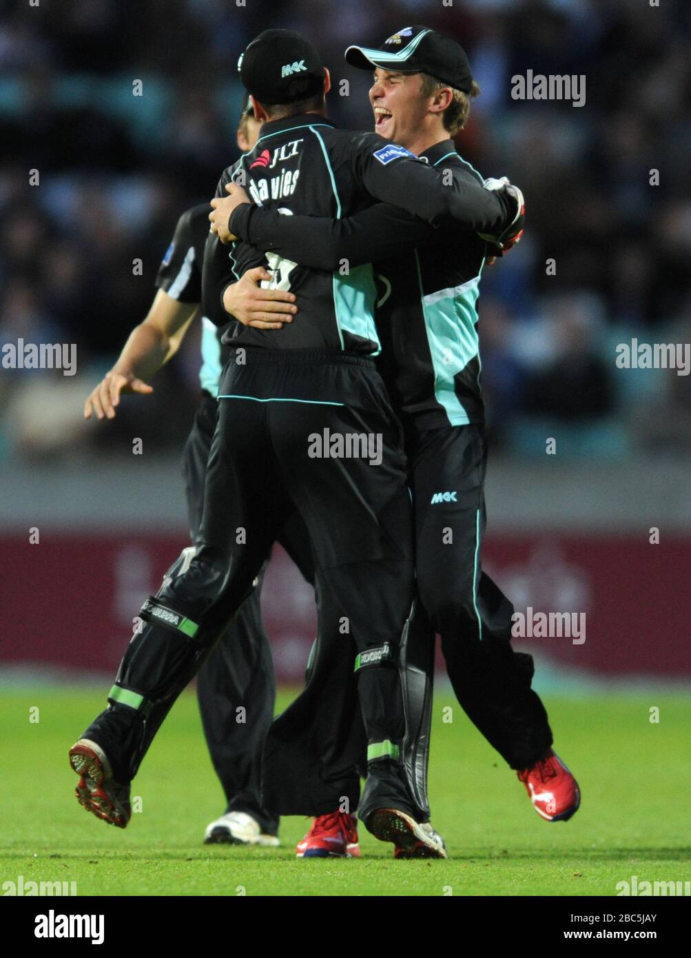 Surreys Steven Davies (links) feiert mit Stuart Meaker, nachdem sie sich zu Dimiss Sussex's Chris Nash zusammenschließen Stockfoto