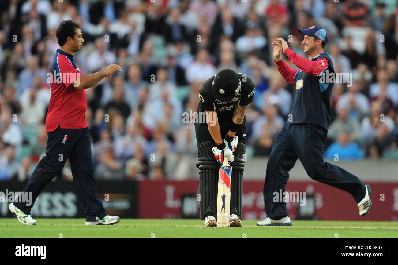 Jason Roy (Zentrum) von Surrey Lions sieht niedergeschlagen aus, als Azhar Mahmood von Kent Spitfires (links) und Alex Blake (rechts) sein Wicket feiern. Stockfoto