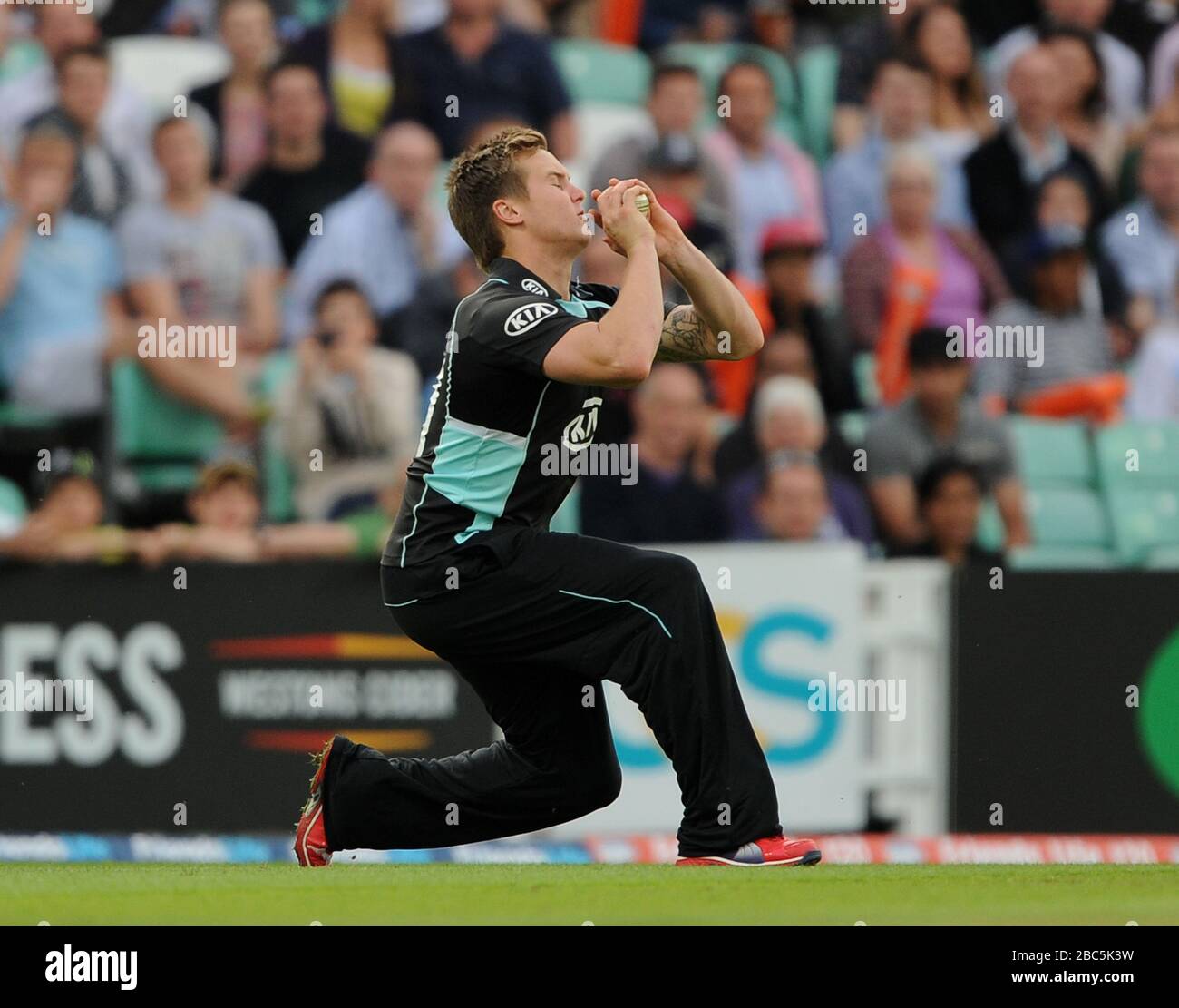 Jason Roy von den Surrey Lions fängt Alex Blake von Kent Spitfires an der Grenze für ein Innings von 35. Stockfoto