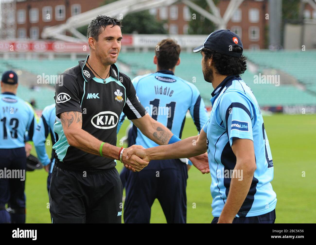 Kevin Pietersen (l) der Surrey Lions schüttelt vor dem Spiel die Hände mit Amjad Khan von Sussex Sharks Stockfoto