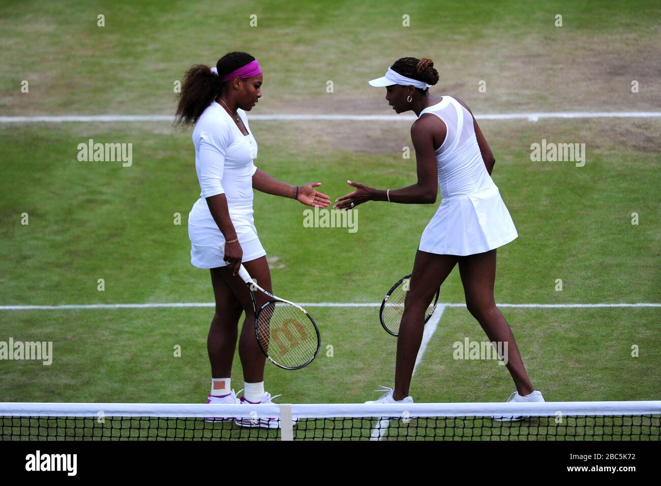 Serena und Venus Williams der USA während ihres Doppelspiels gegen die Russin Maria Kirilenko und Nadia Petrova Stockfoto