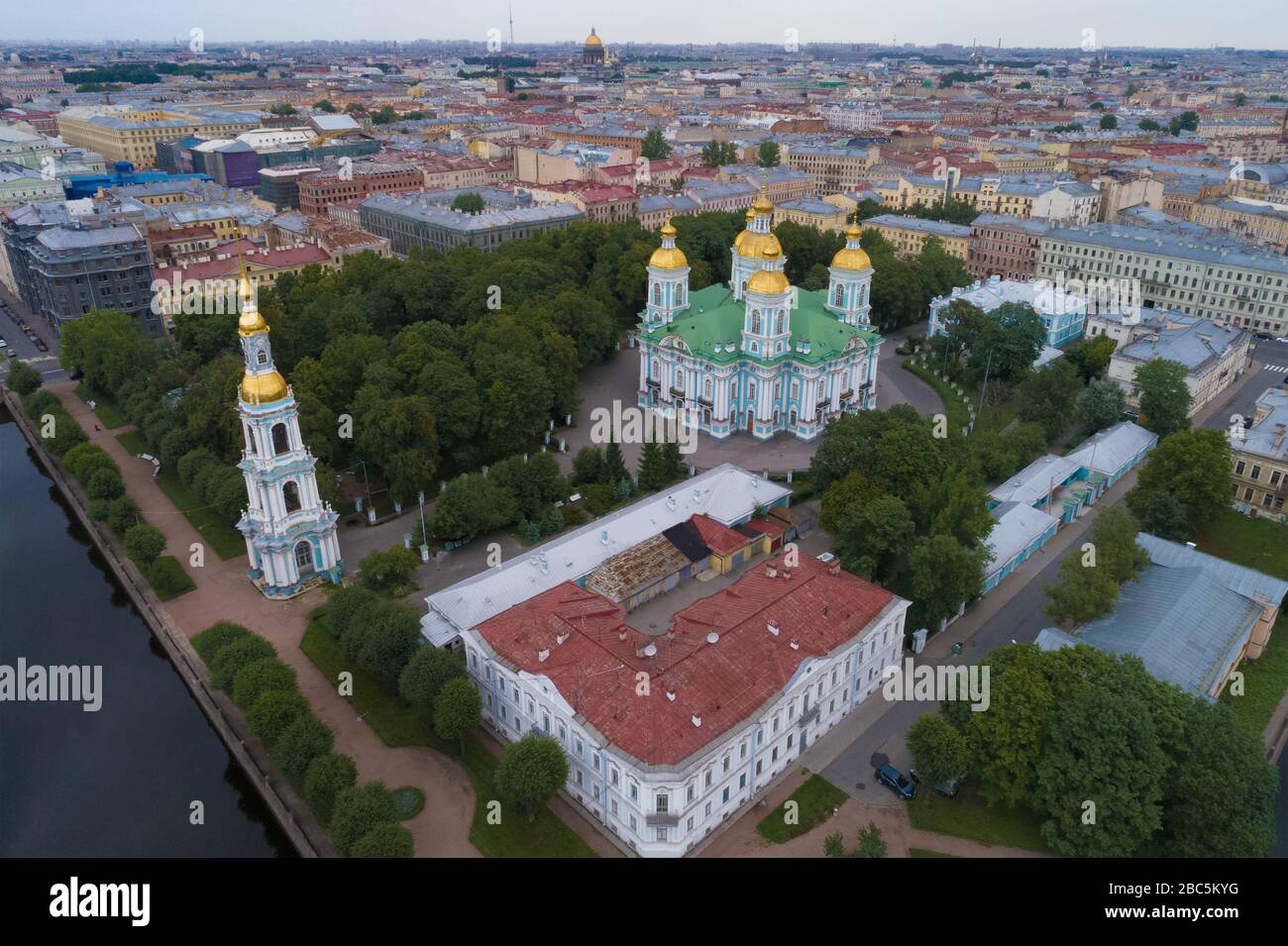 Blick auf die St.-Nikolaus-Kathedrale an einem bewölkten Julitag (Luftaufnahmen). Sankt Petersburg, Russland Stockfoto