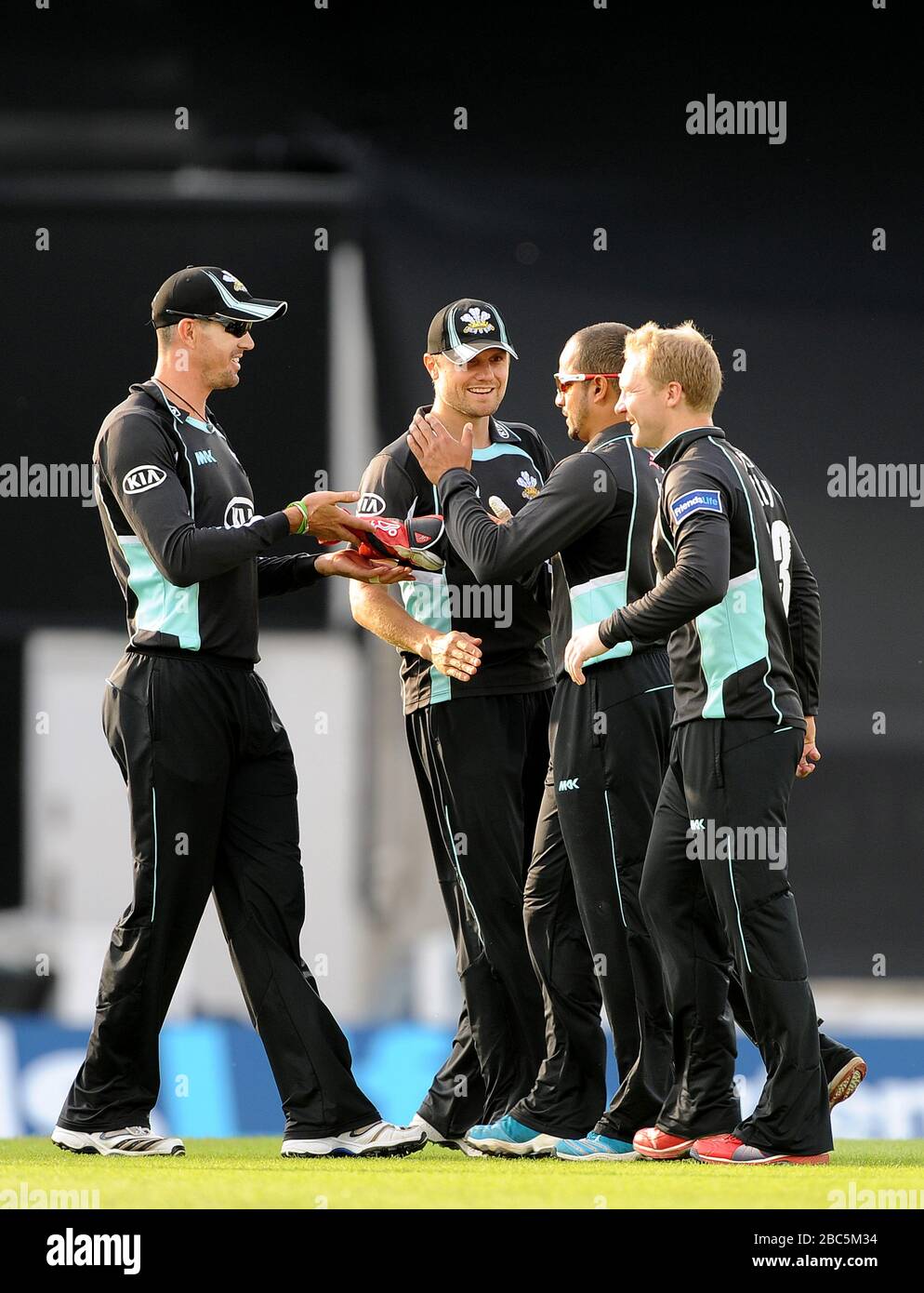 Surrey Lions-Spieler feiern das Wicket von Kent Spitfires' Darren Stevens Stockfoto