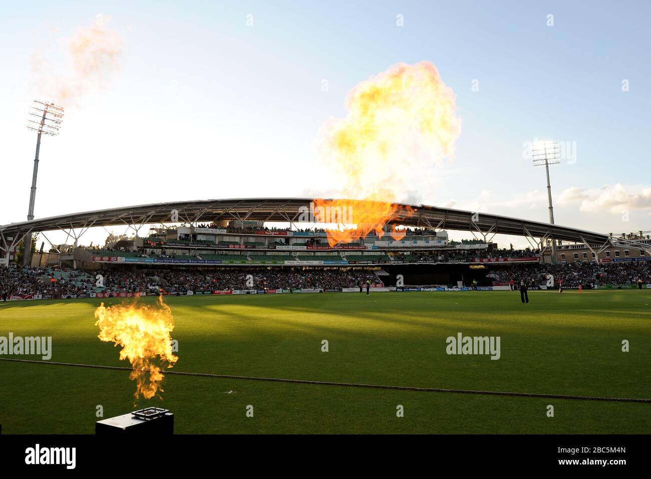 Eine allgemeine Ansicht der Pyrotechnik während des Spiels der Surrey Lions und Middlesex Panthers t20 im Kia Oval Stockfoto