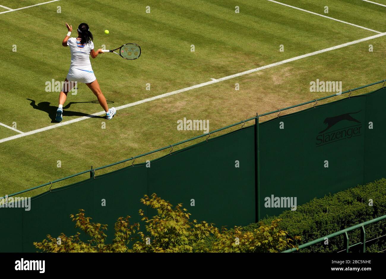 Chinas Zheng Jie gibt einen Schuss an die Kanadas Stephanie Dubois zurück Stockfoto