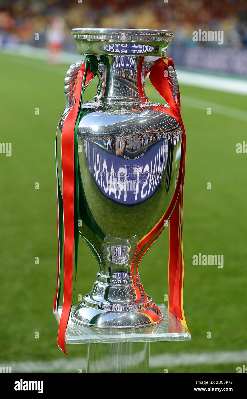 Allgemeine Sicht auf den UEFA-Fußball-EM-Pokal vor dem Spiel auf dem ersten  Platz Stockfotografie - Alamy